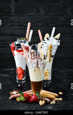 Ein Set Eis mit Früchten, Beeren und Süßigkeiten. Dessert. Draufsicht. Stockfoto