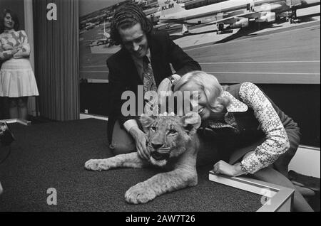 Lioness Aruska to Nairobi Movie Free for Ever lioness Aruska at the Airport before departure, left vet AM Visee which it has cised, Date: May 29, 1974 Keywords: Approach Doctors, Movies, Lions, Flight Attendants Person Name: Visee AM Stockfoto