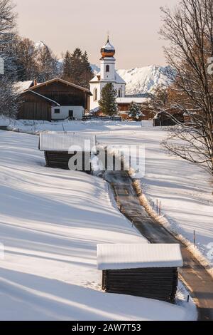 Der Winter in Wamberg, und der Blick in die Kirche St. Anna ist eines der höchstgelegenen Kirchdörfer Deutschlands. Wamberg liegt in der Nähe des Schlepps Stockfoto