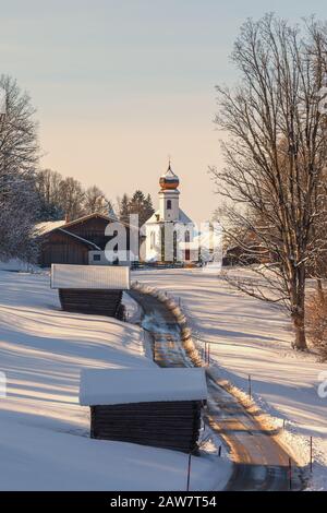 Der Winter in Wamberg, und der Blick in die Kirche St. Anna ist eines der höchstgelegenen Kirchdörfer Deutschlands. Wamberg liegt in der Nähe des Schlepps Stockfoto