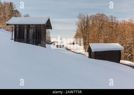 Der Winter in Wamberg, und der Blick in die Kirche St. Anna ist eines der höchstgelegenen Kirchdörfer Deutschlands. Wamberg liegt in der Nähe des Schlepps Stockfoto