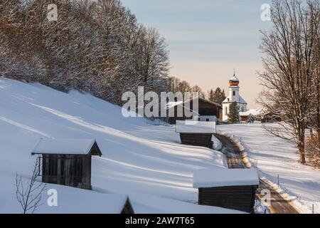 Der Winter in Wamberg, und der Blick in die Kirche St. Anna ist eines der höchstgelegenen Kirchdörfer Deutschlands. Wamberg liegt in der Nähe des Schlepps Stockfoto