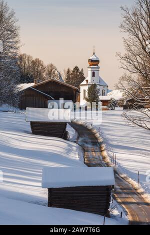 Der Winter in Wamberg, und der Blick in die Kirche St. Anna ist eines der höchstgelegenen Kirchdörfer Deutschlands. Wamberg liegt in der Nähe des Schlepps Stockfoto