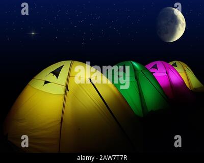 Farbenfrohes Zelt mit Mond und Sternenhimmel leuchtet unter einem Nachthimmel, Lifestyle-Camping im Freien mit einer Gruppe von Freunden Stockfoto