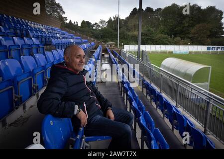 Der ehemalige argentinische internationale Fußballer Pedro Pasculli, abgebildet im Nantporth-Stadion, der Heimat von Bangor City, wo er im Oktober 2019 zum Manager ernannt wurde. Dies war die 13. Führungsposition des WM-Siegers von 1986, der zuvor für die Nationalmannschaften Albaniens und Ugandas sowie eine Vielzahl von Vereinen weltweit verantwortlich war. Bangor City trat in der Cymru Alliance an, die zweite Stufe des walisischen Fußballs wurde am Ende der Saison 2017-18 wegen finanzieller Unregelmäßigkeiten zurückgestuft. Der Verein war im Besitz des Italieners Domenico Serafino. Stockfoto