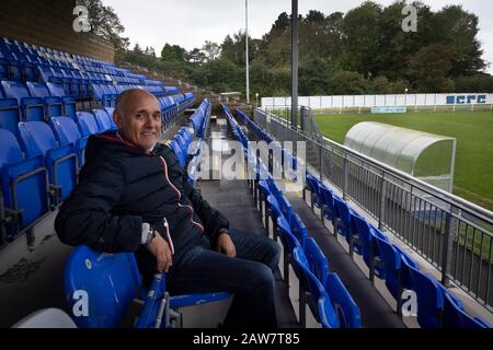 Der ehemalige argentinische internationale Fußballer Pedro Pasculli, abgebildet im Nantporth-Stadion, der Heimat von Bangor City, wo er im Oktober 2019 zum Manager ernannt wurde. Dies war die 13. Führungsposition des WM-Siegers von 1986, der zuvor für die Nationalmannschaften Albaniens und Ugandas sowie eine Vielzahl von Vereinen weltweit verantwortlich war. Bangor City trat in der Cymru Alliance an, die zweite Stufe des walisischen Fußballs wurde am Ende der Saison 2017-18 wegen finanzieller Unregelmäßigkeiten zurückgestuft. Der Verein war im Besitz des Italieners Domenico Serafino. Stockfoto