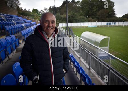 Der ehemalige argentinische internationale Fußballer Pedro Pasculli, abgebildet im Nantporth-Stadion, der Heimat von Bangor City, wo er im Oktober 2019 zum Manager ernannt wurde. Dies war die 13. Führungsposition des WM-Siegers von 1986, der zuvor für die Nationalmannschaften Albaniens und Ugandas sowie eine Vielzahl von Vereinen weltweit verantwortlich war. Bangor City trat in der Cymru Alliance an, die zweite Stufe des walisischen Fußballs wurde am Ende der Saison 2017-18 wegen finanzieller Unregelmäßigkeiten zurückgestuft. Der Verein war im Besitz des Italieners Domenico Serafino. Stockfoto