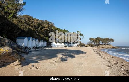 Weiße Kabinen am Strand von Sableaux in Noirmoutier en l'île (Vendee, Frankreich) Stockfoto