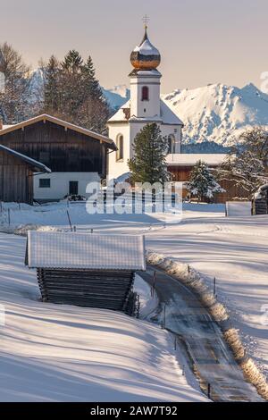 Der Winter in Wamberg, und der Blick in die Kirche St. Anna ist eines der höchstgelegenen Kirchdörfer Deutschlands. Wamberg liegt in der Nähe des Schlepps Stockfoto