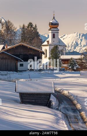 Der Winter in Wamberg, und der Blick in die Kirche St. Anna ist eines der höchstgelegenen Kirchdörfer Deutschlands. Wamberg liegt in der Nähe des Schlepps Stockfoto