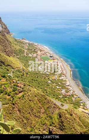 Paul do Mar, Portugal - 1. Juni 2013: Blick über das Dorf Paul do Mar an der Westküste der Insel Madeira. Stockfoto