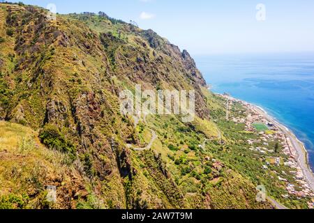 Paul do Mar, Portugal - 1. Juni 2013: Berglandschaft über dem Dorf Paul do Mar an der Westküste der Insel Madeira. Stockfoto