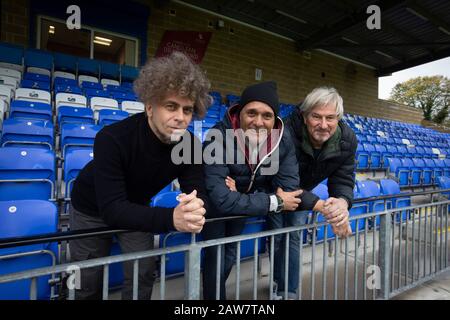 Der ehemalige argentinische Fußballprofi Pedro Pasculli (Center), abgebildet im Nantporth-Stadion, der Heimat von Bangor City, wo er im Oktober 2019 zum Manager ernannt wurde, neben dem Vereinsbesitzer Domenico Serafino (links) und dem technischen Direktor Max Leghissa. Dies war die 13. Führungsposition des WM-Siegers von 1986, der zuvor für die Nationalmannschaften Albaniens und Ugandas sowie eine Vielzahl von Vereinen weltweit verantwortlich war. Bangor City trat in der Cymru Alliance an, die zweite Stufe des walisischen Fußballs wurde am Ende der Saison 2017-18 wegen finanzieller Unregelmäßigkeiten zurückgestuft. Stockfoto