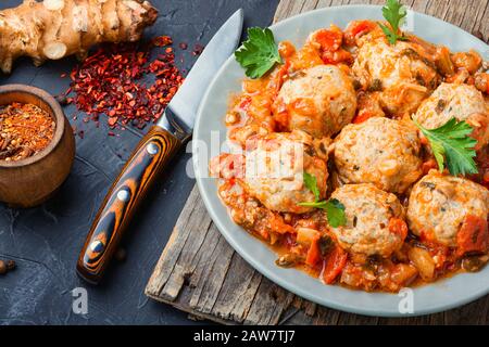 Dampfausschnitte aus Hühnchen mit Jerusalem Artischocken.Gedämpfte Hühnerfleischbällchen.Rissole Stockfoto