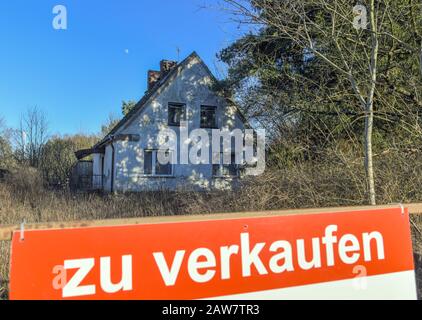 Dubrow, Deutschland. Februar 2020. Auf einem Grundstück mit Einfamilienhaus steht ein Schild mit der Aufschrift "zum Verkauf". Credit: Patrick Pleul / dpa-Zentralbild / ZB / dpa / Alamy Live News Stockfoto