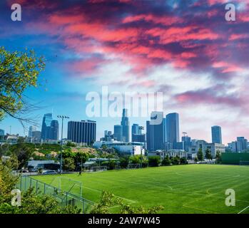 Gebäude im Stadtzentrum von Los Angeles vom Vista Hermosa Natural Park, Kalifornien. Stockfoto