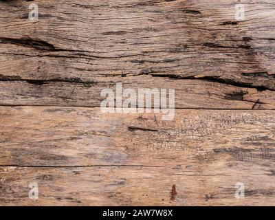 Altes Schloss an der Holztür vor dem alten Bauernhaus in ländlicher Landschaft Stockfoto