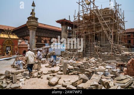 Vatsala Devi Temple am Durbar Square in Bhaktapur, der nach dem Erdbeben 2015 wiederhergestellt wird.Nepal Stockfoto