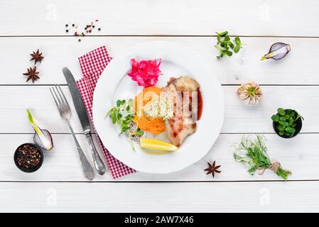 Gebackenes Fischfilet mit Kartoffelpüree. In der Platte. Draufsicht. Freier Speicherplatz für Ihren Text. Rustikaler Stil. Stockfoto