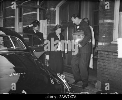 Prinz Bernhard verlässt das Krankenhaus in Utrechter Datum: 19. Oktober 1950 Standort: Utrechter Schlüsselwörter: Name der Krankenhausperson: Bernhard, Fürst Stockfoto