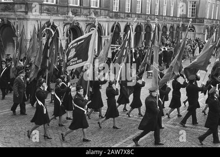 Die Heilsarmee demonstriert im Zusammenhang mit Courtyard die Position der Dept-Bewährung-Heilsarmee angesichts der bevorstehenden Reorganisation der Bewährung. Datum: 31. Januar 1984 Ort: Den Haag, Südholland Schlüsselwörter: Demonstrationen Institution Name: Heilsarmee Stockfoto