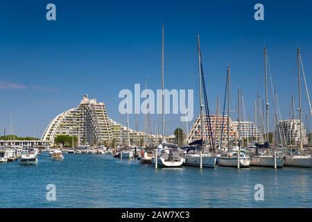 Der Yachthafen von La Grande-Motte und die Grande-Pyramide, Frankreich Stockfoto