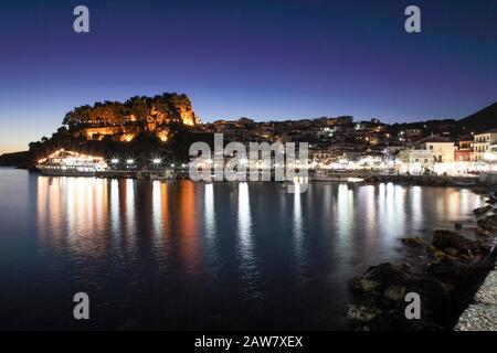 Blick auf die venetianische Burg mit Blick auf die Stadt Parga im Nordwesten Griechenlands am Abend. Stockfoto