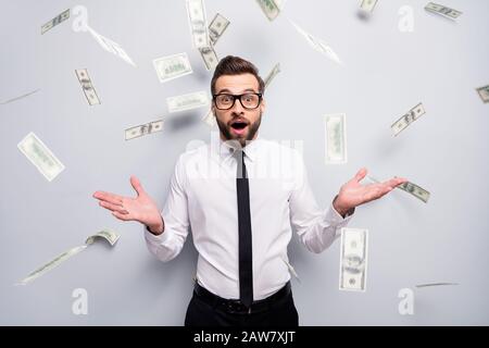 OMG Jackpot Gehaltseinzahlung gewinnen. Verrückter funky Unternehmer Finanzier Investor man beeindruckte Geld Regenfall Schrei tragen weißes Hemd schwarze Hosen Hose Hosen Stockfoto