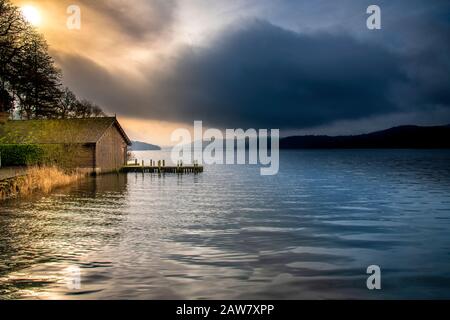 Sonnenschein versucht, die dunklen Wolken eines Lake District im Februar zu durchbrechen. Nikon D850, Nikkor 24-120 f4 VR @ 24 mm, f=13 3 Bilder: 1/20, 1/ Stockfoto