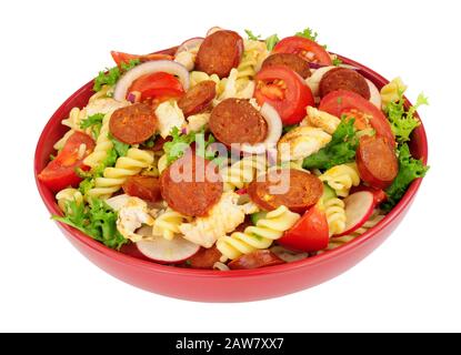 Chorizo und Huhn Pasta Salatschüssel isoliert auf weißem Hintergrund Stockfoto