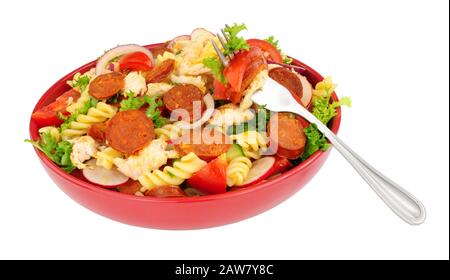 Chorizo und Huhn Pasta Salatschüssel isoliert auf weißem Hintergrund Stockfoto