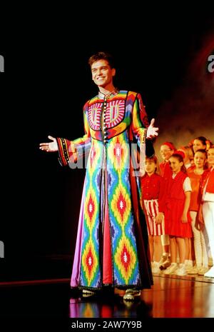 Phillip Schofield (als Joseph) in JOSEPH UND THE AMAZING TECHNICOLOR DREAMCOAT Music von Andrew Lloyd Webber Lyrics von Tim Rice im Apollo Hammersmith London 1996. Regie führte Steven Pimlott mit Designs von Mark Thompson, Beleuchtung von Andrew Bridge, Choreographie von Anthony van Laast Stockfoto