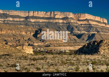 Sierra del Carmen massiv über Boquillas Dorf über Rio Grande in Mexiko, Chihuahuan Wüste, Big Bend National Park, Texas, USA Stockfoto