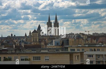 Stadtbild der französischen Stadt Caen mit hohem Turm einer katholischen Kathedrale Stockfoto