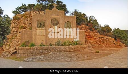 Lluc, Mallorca, Spanien - 23. Juni 2008: Denkmal in der Nähe des Klosters Santuari de Santa Maria de Lluc - Panorama - Serra de Tramuntana Stockfoto