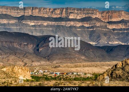 Sierra del Carmen massiv über Boquillas Dorf über Rio Grande in Mexiko, Chihuahuan Wüste, Big Bend National Park, Texas, USA Stockfoto