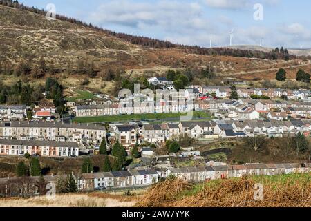 Das Dorf Cwmparc in einem Seitenstimmental vor dem Rhondda Fawr Valley in Südwales an einem sonnigen Februartag. Dies war einst eine Bergarbeitergemeinde. Stockfoto