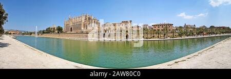 Kathedrale La Seu, Palma de Mallorca - Panoramaaussicht vom Parc de la Mar, See vor dem Hotel Stockfoto