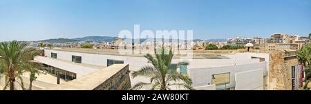 Palma de Mallorca, Spanien - 25. Juni 2008: Blick über Palma de Mallorca - modernes Kunstmuseum Es Baluard im Vordergrund Stockfoto