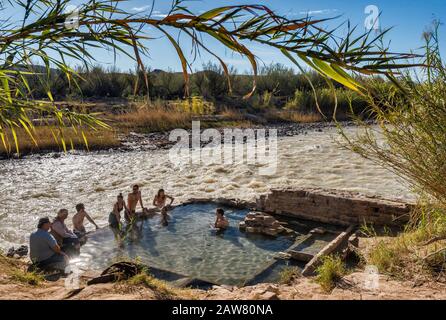 Badegäste im Hot Springs Pool am Rande von Rio Grande, mexikanische Seite über den Fluss, Chihuahuan-Wüste, Big Bend National Park, Texas, USA Stockfoto