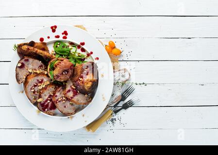 Gefüllte Ente mit Preiselbeersauce. Restaurantgerichte. Draufsicht. Freier Speicherplatz. Stockfoto