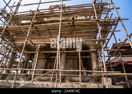 Der Tempel von Vatsala Devi wird nach dem Erdbeben von 2015 wiederhergestellt. Durbar Platz, Bhaktapur, Kathmandu-Tal, Nepal Stockfoto