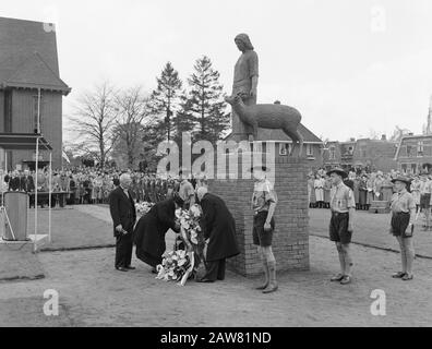 Prinzessin Wilhelmina verrät das Bild "Tante Riek" Winterswijk Anmerkung: Tante Riek trägt den Spitznamen Widerstandsfrau Helena Theodora [Helen] Kuipers-Rietberg. Die Statue wurde von Gerrit Bolhuis entworfen Datum: 4. Mai 1955 Ort: Gelderland, Winterswijk Schlüsselwörter: Kränze, Enthüllungen, Kriegsdenkmale, Pfadfinder, Statuen Personenname: Kuipers-Rietberg, Helena Theodora Wilhelmina (Prinzessin Niederlande) Stockfoto