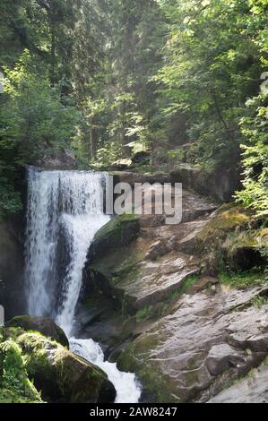 Blick auf einen Wasserfall, der an einem unschönen Morgen über eine Felskante fließt. Stockfoto