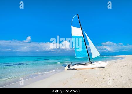 Katamaran landete am schönen Strand von Varadero auf Kuba. Touristenattraktionen an der karibischen Küste. Segelboot auf dem Hintergrund von klarem Türkis Stockfoto