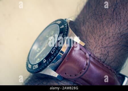 Nahansicht einer Person Hand mit Armbanduhr. Stecker mit einer Armband aus Leder. Stockfoto