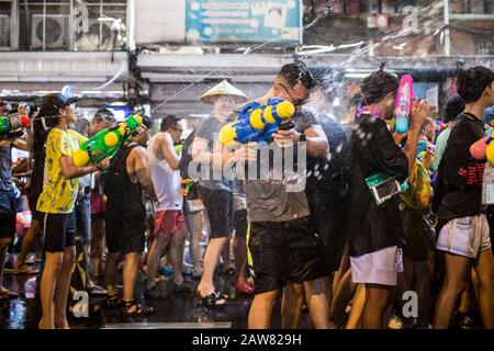 Bangkok, THAILAND - 13. APRIL 2018: Menschen auf den Straßen von Bangkok feiern den ersten Tag des Songkran Festivals, thailändische Neujahrsfeiern. Stockfoto
