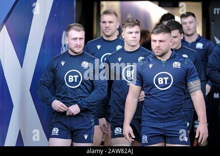 Edinburgh, Großbritannien. Februar 2020. Edinburgh, BT Murrayfield Stadium, Großbritannien. G6N2019 - Runde Zwei - Schottland gegen England Caption: Scotland Team Capains laufen auf BT Murrayfield am Freitag, 07. Februar 2020 Stuart Hogg KAPITÄN [15] (voller Rücken] ***** (Schottland) Chats mit Rory Sutherland [1] [PROP] *** (Schottland), während sie den Tunnel verlassen ( Credit: Rob Gray/Alamy Live News Stockfoto