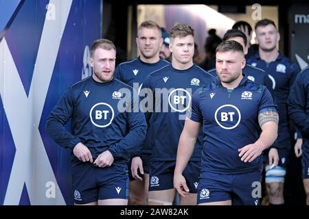 Edinburgh, Großbritannien. Februar 2020. Edinburgh, BT Murrayfield Stadium, Großbritannien. G6N2019 - Runde Zwei - Schottland gegen England Caption: Scotland Team Capains laufen auf BT Murrayfield am Freitag, 07. Februar 2020 Stuart Hogg KAPITÄN [15] (voller Rücken] ***** (Schottland) Chats mit Rory Sutherland [1] [PROP] *** (Schottland), während sie den Tunnel verlassen ( Credit: Rob Gray/Alamy Live News Stockfoto