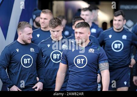 Edinburgh, Großbritannien. Februar 2020. Edinburgh, BT Murrayfield Stadium, Großbritannien. G6N2019 - Runde Zwei - Schottland gegen England Caption: Scotland Team Capains laufen auf BT Murrayfield am Freitag, 07. Februar 2020 Stuart Hogg KAPITÄN [15] (voller Rücken] ***** (Schottland) Chats mit Rory Sutherland [1] [PROP] *** (Schottland), während sie den Tunnel verlassen ( Credit: Rob Gray/Alamy Live News Stockfoto